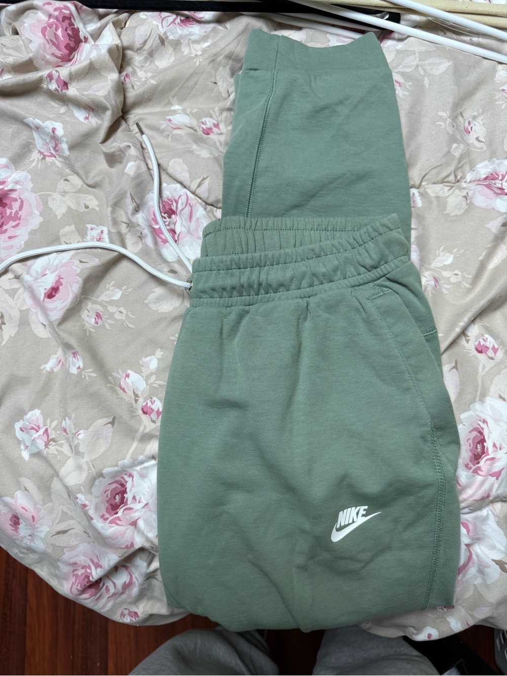 Nike men’s Green Elastic-Waist Sweatpants